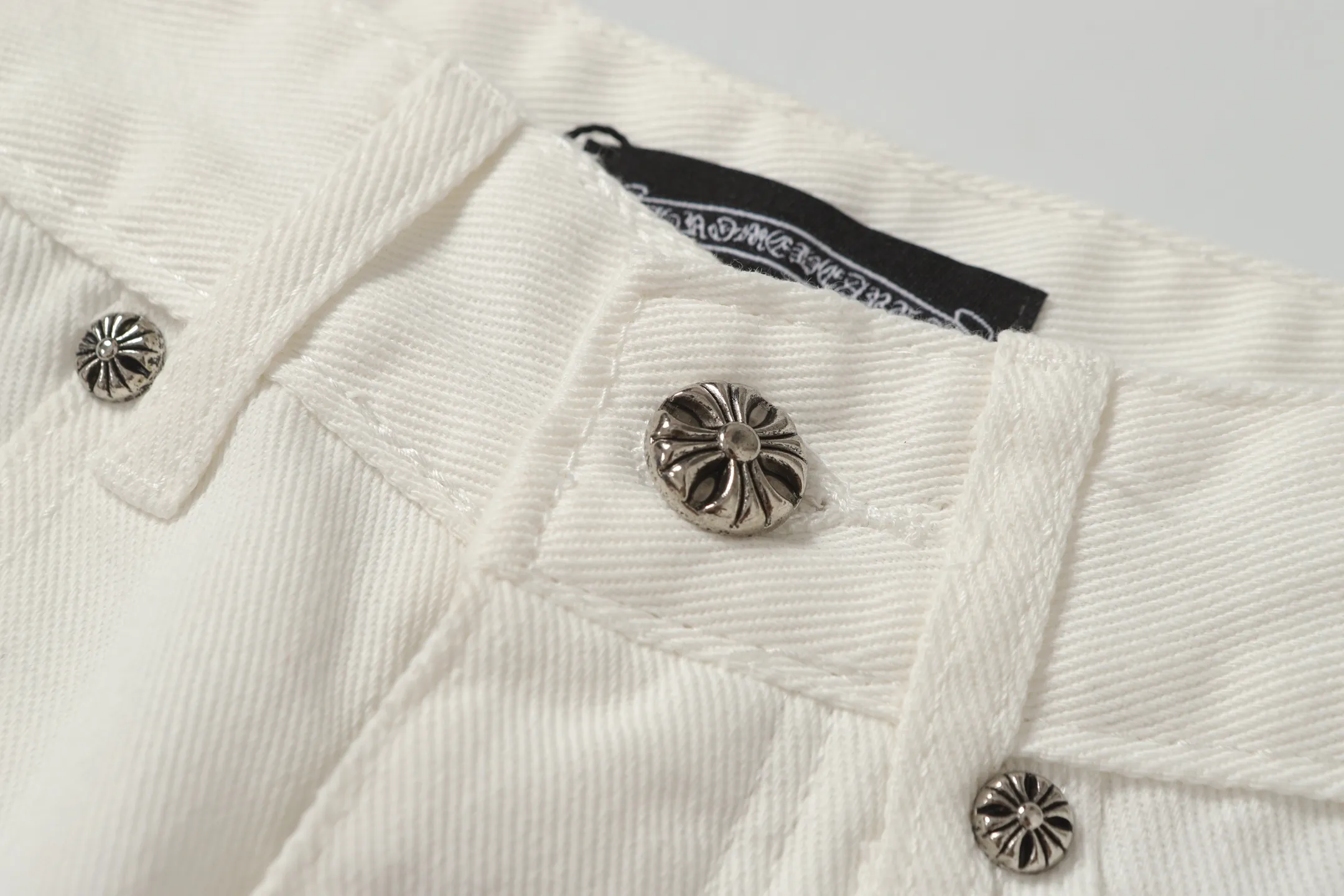 P256 Actual photo [High quality] Code: H30 Color: Picture color Size: S to XXXL - Chrome Hearts/Chrome Hearts classic white cow series colored leather cross washed color cloth unisex denim trousers - Vibe style straight stacked god-level version - carbon fine bias denim color cloth - old vintage complete set of hardware - Chrome Hearts white cow series high version uses high ounce custom fabrics, enzyme washing and soft color fixation It is soft and thick to wear. The details are all made by hand-polished craftsmanship. All-over jacquard fabrics. Unique design style. Multiple processes to create a full retro feel. Niche unique non-colliding shirts. Customized distressed spray-painted buttons. Craftsmanship in every detail. Size Pants length Waist Hips Unit cm S 98 68 100 M 99 72 104 L 100 76 108 XL 101 80 112 XXL 102 84 116 XXL 103 88 120